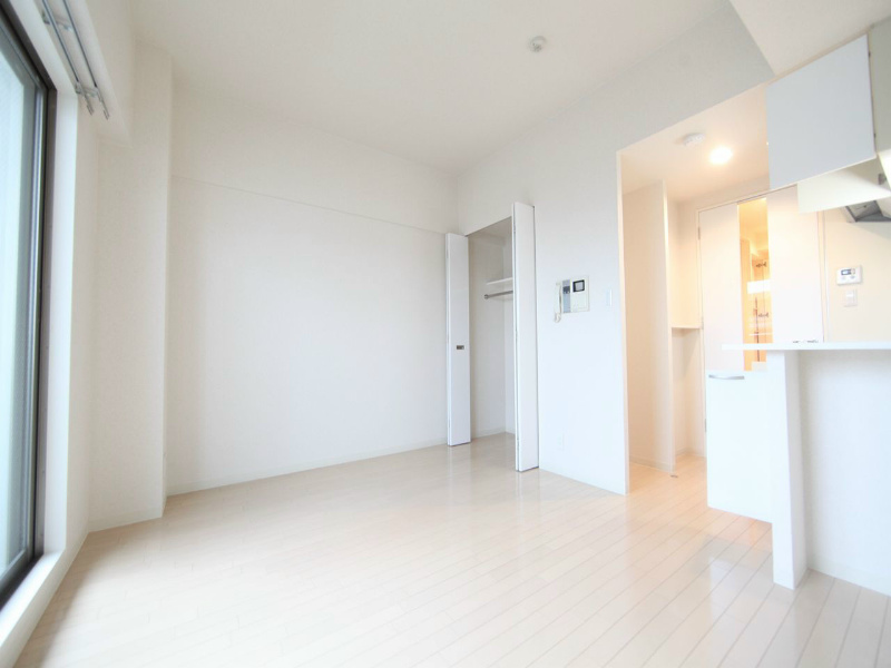 居室・リビング　洋室8.0帖　エアコン付　収納充実しています