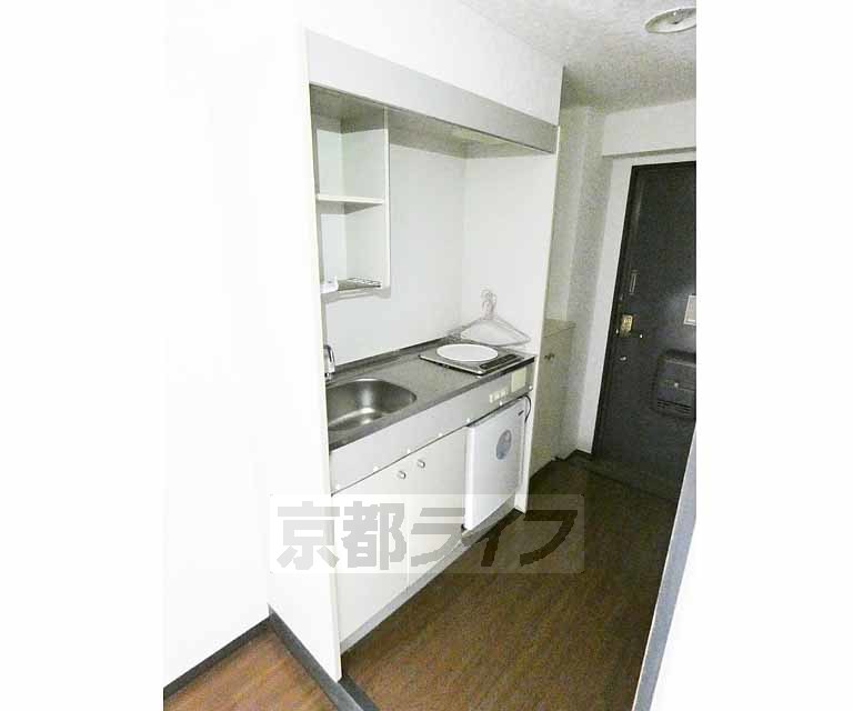 キッチン　１１口電化コンロ付きです。