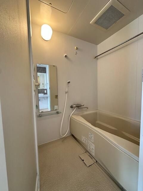 バス・シャワールーム　清潔感のある浴室で、１日の疲れを癒しリラックスできます。