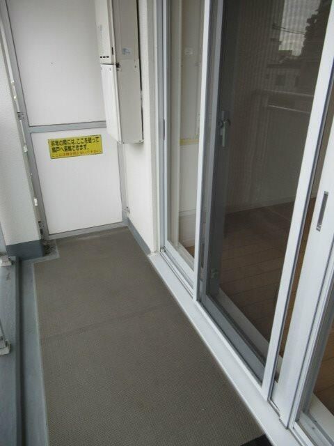 バルコニー　バルコニーがあるので洗濯物を太陽の下で干すことができます♪