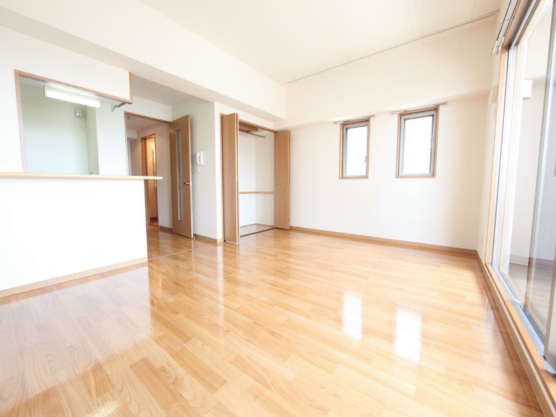 居室・リビング　洋室10.7帖　カウンターキッチン　クローゼット付