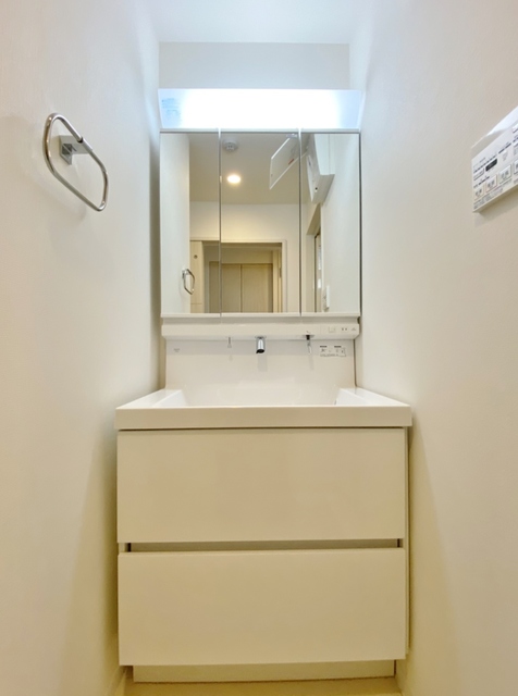 洗面設備　大きな三面鏡の洗面台