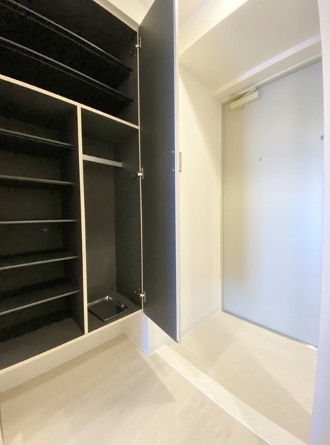 玄関　玄関横の大きなシューズボックス