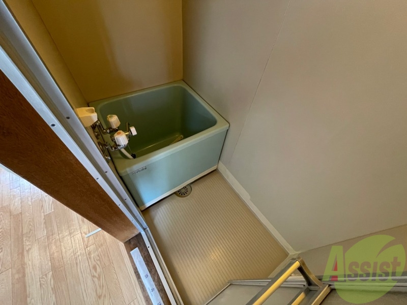 バス・シャワールーム　お風呂です。少し狭いですがシャワーするには十分ですね。