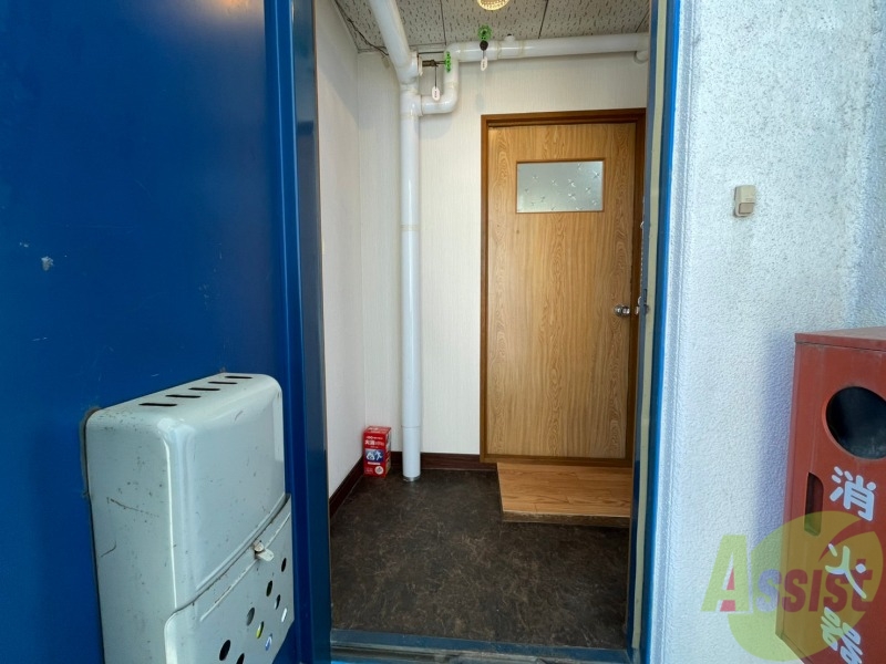 玄関　玄関です。すぐ広いリビングにつながっています。