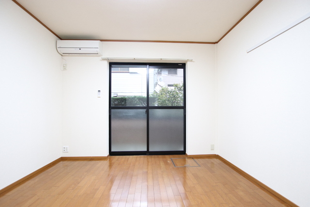 居室・リビング　７．６帖洋室です。エアコン１基付きです。