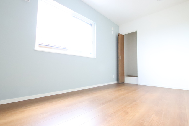 その他部屋・スペース　明るい陽射しも差し込む洋室です。