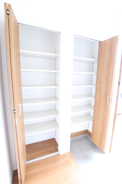玄関　玄関にも収納スペースがたっぷりあります。