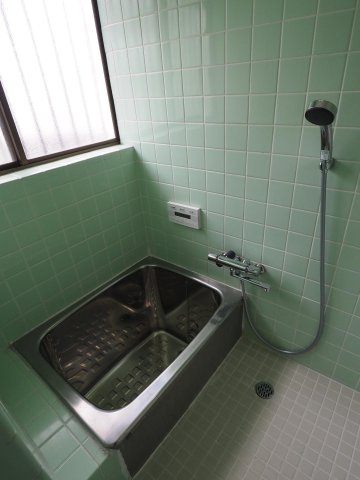 バス・シャワールーム　コンパクトながら清潔感のあるバスルーム