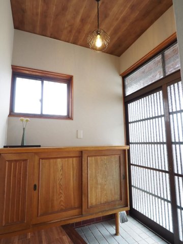 玄関　和と洋の雰囲気が共存する玄関