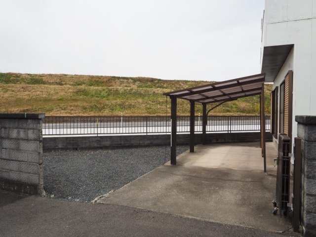 駐車場　敷地内に普通車×2台駐車可能