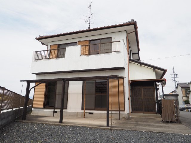 建物外観　白を基調とした端正な佇まい