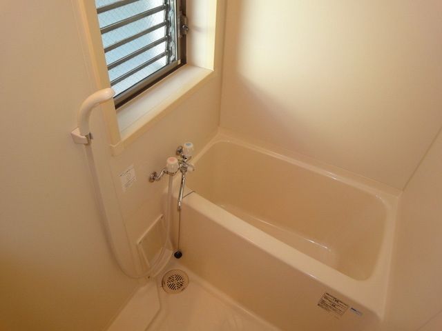 バス・シャワールーム　窓付き浴室