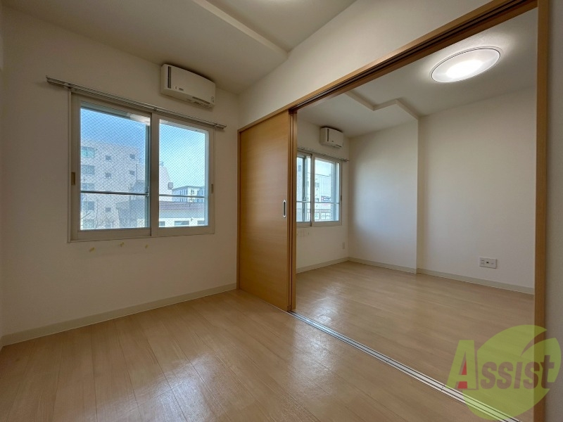 その他部屋・スペース　戸を閉めるとリビングと区切られた寝室にすることができますよ。