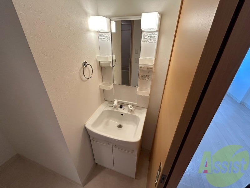 洗面設備　独立洗面台です。大きくてよいですね。シャンプーもできます。