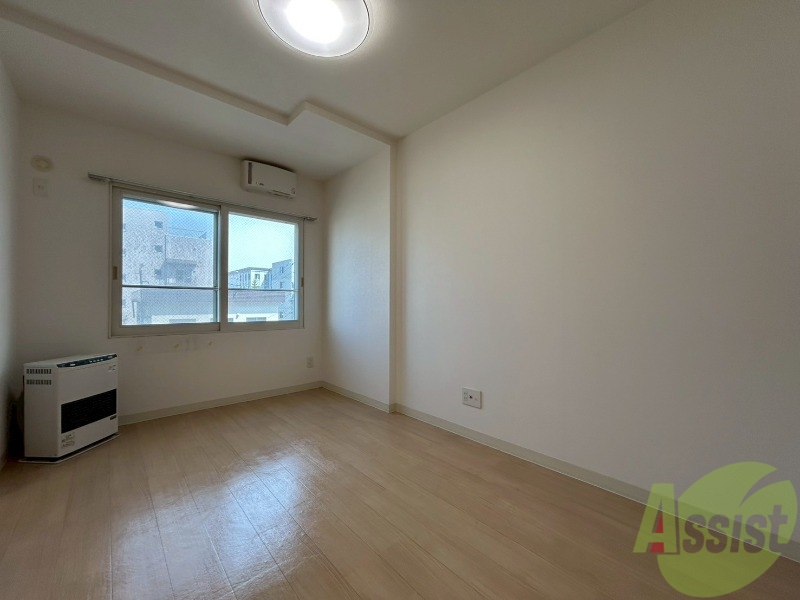 居室・リビング　日当たりが良くて心地よく過ごせそうなお部屋です。