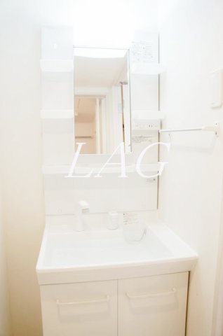 洗面設備　独立洗面台です。（同仕様設備です。）