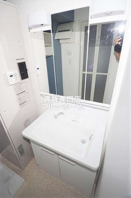 洗面設備　三面鏡独立洗面台！