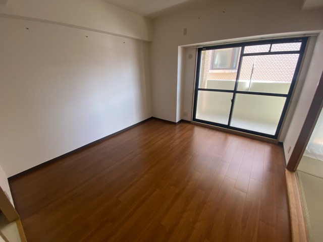 居室・リビング　床色が落ち着いた色合いで綺麗です♪