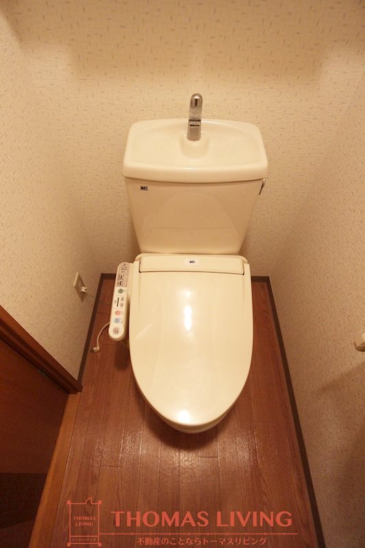 トイレ　温水洗浄暖房便座です。