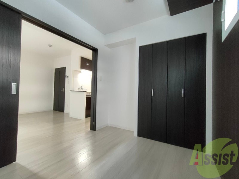 その他部屋・スペース　戸を閉めるとリビングと区切られた寝室にすることができますよ。