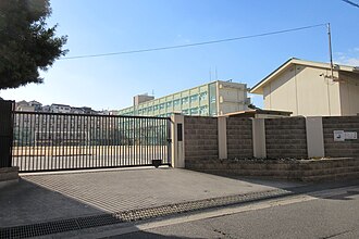 中学校　神戸市立西代中学校（中学校）まで937m