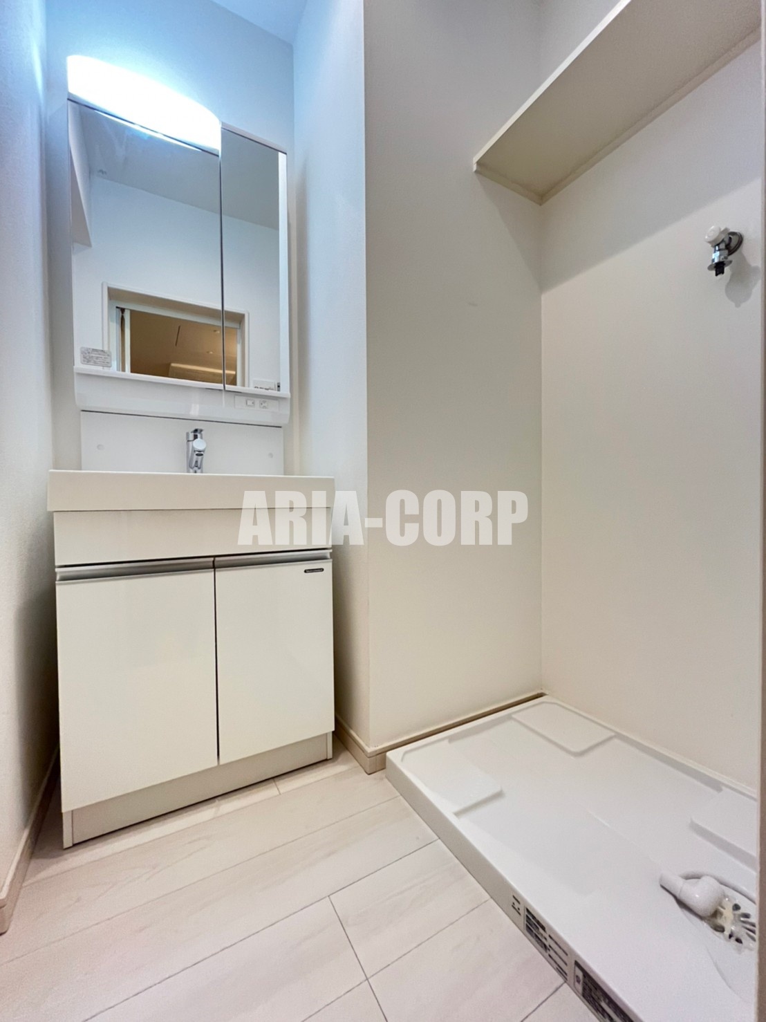 洗面設備　シャンプードレッサー付きの独立洗面台！収納豊富な洗面所♪