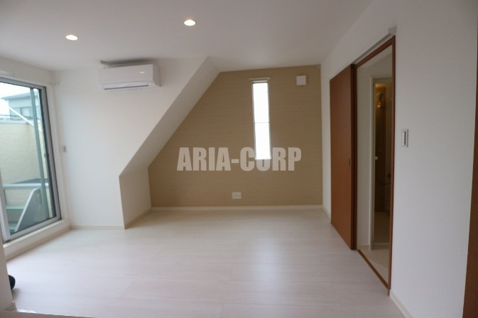 居室・リビング　角部屋で明るい室内！奥行きたっぷりの空間です♪