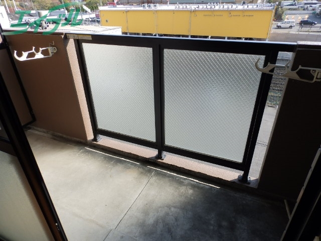 バルコニー　同棟別部屋の写真です