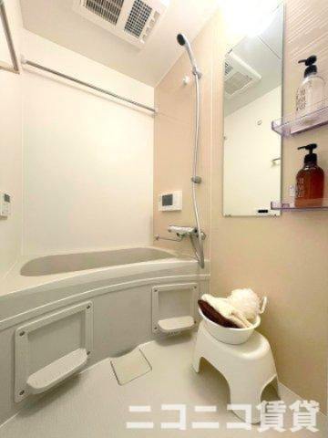 バス・シャワールーム　ミニテレビ付き　モデルルームの写真