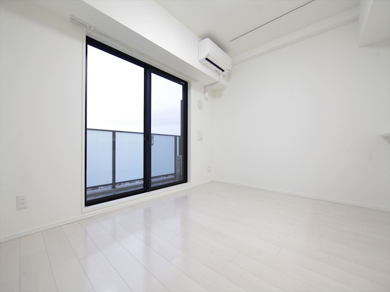 バルコニー　洋室8帖　カウンターキッチン　エアコン完備　バルコニー