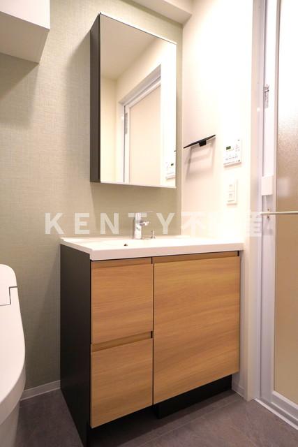 洗面設備　ゆったりとスペースのある洗面所