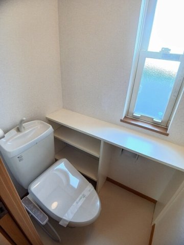 トイレ　落ち着いた色調のトイレです