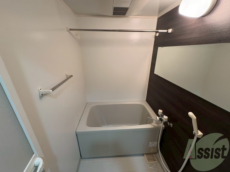 バス・シャワールーム　浴槽が広いので日々の疲れも癒されますね。