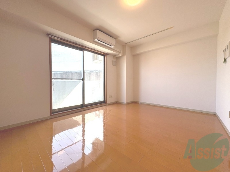 その他部屋・スペース　お部屋が広いのでベッドを置いても狭く感じないです。