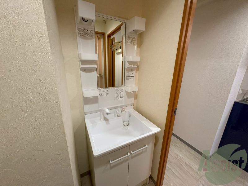 洗面設備　独立洗面台が付いてるので日々の身支度もできますね。