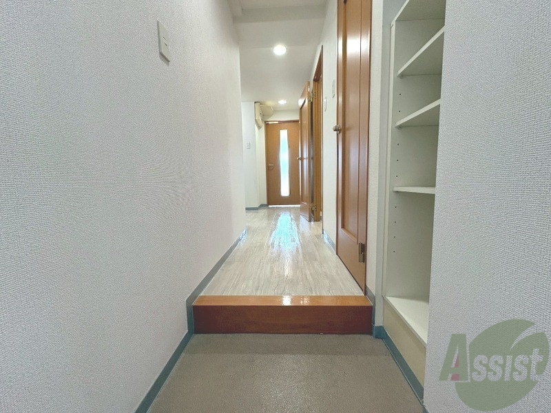 玄関　玄関が広く開放感があり、靴も履きやすいです。