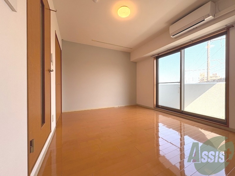 居室・リビング　８．６帖の洋室です。お部屋を広く使えます。