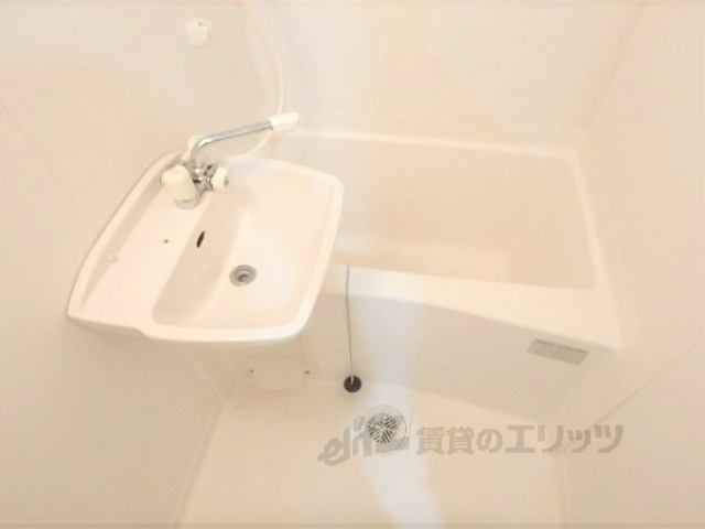 バス・シャワールーム　清潔感のあるお風呂です