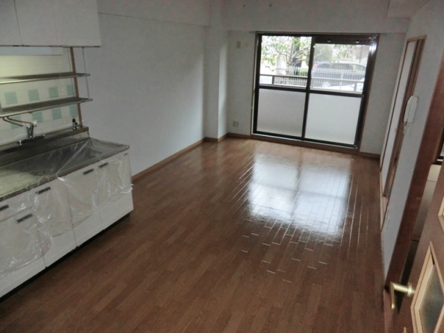 居室・リビング　リビングは壁付けキッチンでスペースを有効活用♪