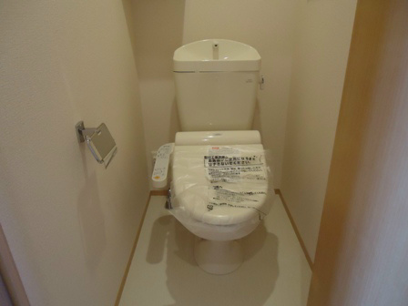 トイレ　※画像は間取りが反転の部屋のものです。