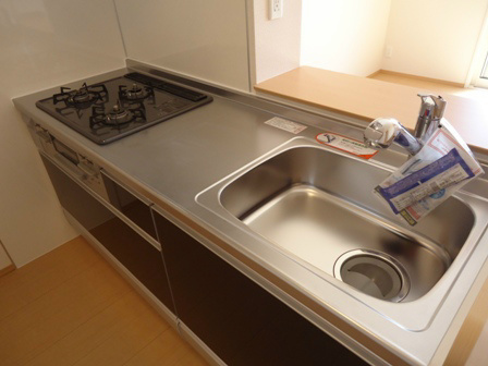 キッチン　※画像は間取りが反転の部屋のものです。