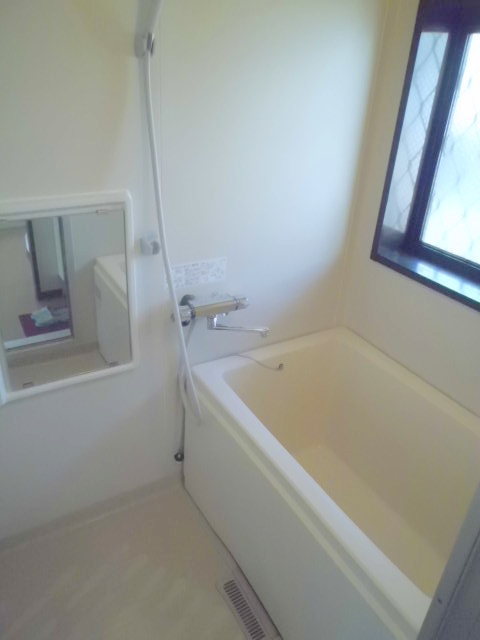 バス・シャワールーム　窓付きの明るいバスルーム