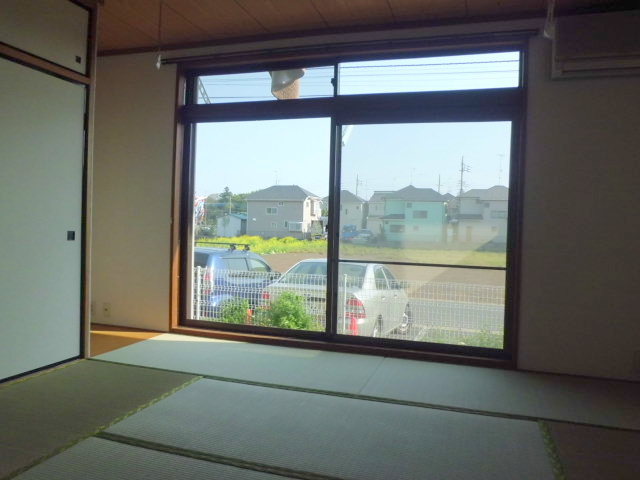 居室・リビング　南向き日当り良好　明るい和室６帖