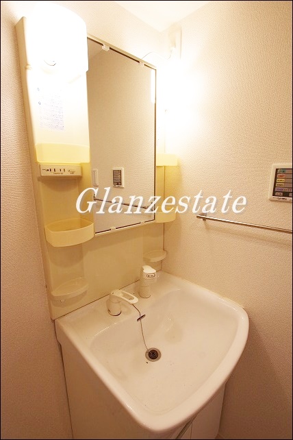 洗面設備　明るい洗面所です