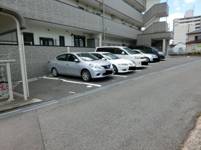 駐車場　敷地内に駐車場ございます