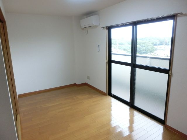 居室・リビング　明るい日差しの入るリビングスペース