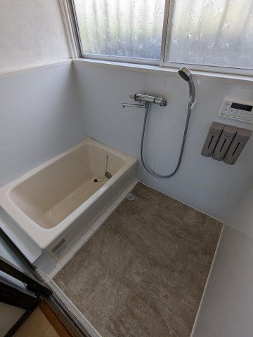 バス・シャワールーム　追い炊き付き給湯器・浴槽・混合栓新品交換済