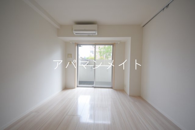 居室・リビング　こちらのリビングで趣味の時間をお楽しみください