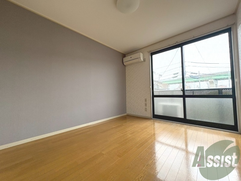 居室・リビング　６．７帖の洋室です。お部屋を広く使えます。